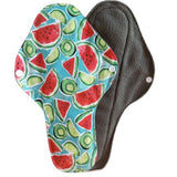 Serviette Hygiénique lavable grande taille idéale pour la nuit et les règles abondantes. 2 couches de microfibres de bambou ultra-absorbantes et très faciles à laver. Un musthave pour diminuer sa consommation de plastique et prendre soin de soi en harmonie avec la nature. Léonore Adore MoonSoon.