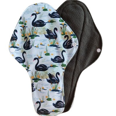 Serviette Hygiénique lavable grande taille idéale pour la nuit et les règles abondantes. 2 couches de microfibres de bambou ultra-absorbantes et très faciles à laver. Un musthave pour diminuer sa consommation de plastique et prendre soin de soi en harmonie avec la nature. Léonore Adore MoonSoon.