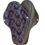 Serviette Hygiénique lavable grande taille idéale pour la nuit et les règles abondantes. 2 couches de microfibres de bambou ultra-absorbantes et très faciles à laver. Un musthave pour diminuer sa consommation de plastique et prendre soin de soi en harmonie avec la nature. Léonore Adore MoonSoon.