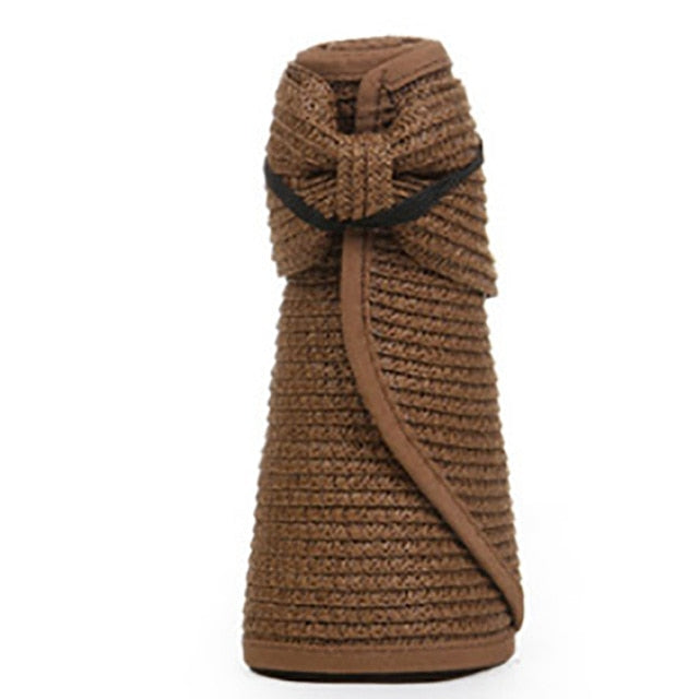 Elegante Strandkappe aus Bambusstroh, die sich falten lässt, ohne sich zu verformen.