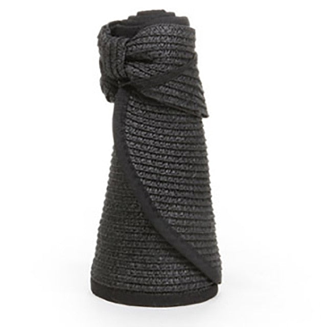 Elegante Strandkappe aus Bambusstroh, die sich falten lässt, ohne sich zu verformen.