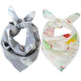 Lot de 2 gazes ultra-douces, 60x60cm, aux adorables motifs tendances.