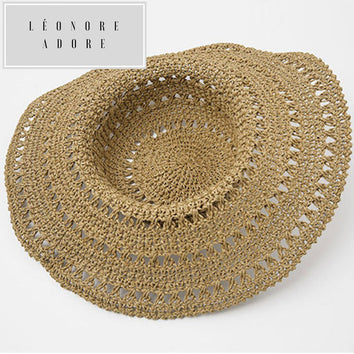 Chapeau de plage en paille de bambou, tressé à la main. Redonne de la douceur à l'été.