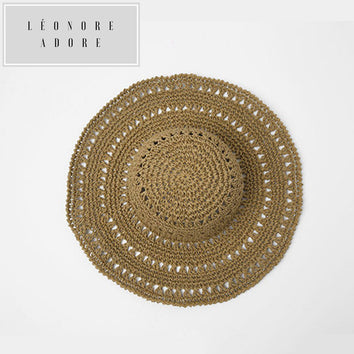 Chapeau de plage en paille de bambou, tressé à la main. Redonne de la douceur à l'été.