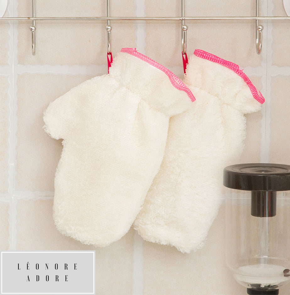 Lot de 2 gants en microfibres de bambou  Ils décontaminent tout, tout en vous protégeant les mains.  Aussi pour le plat à gratin. Un must have qui, mine de rien, vous aide bien!