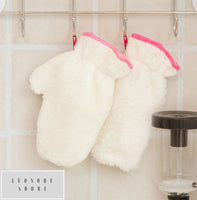 Lot de 2 gants en microfibres de bambou  Ils décontaminent tout, tout en vous protégeant les mains.  Aussi pour le plat à gratin. Un must have qui, mine de rien, vous aide bien!