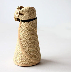 Elegante Strandkappe aus Bambusstroh, die sich falten lässt, ohne sich zu verformen.