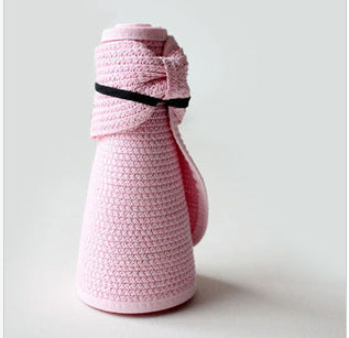 Elegante Strandkappe aus Bambusstroh, die sich falten lässt, ohne sich zu verformen.