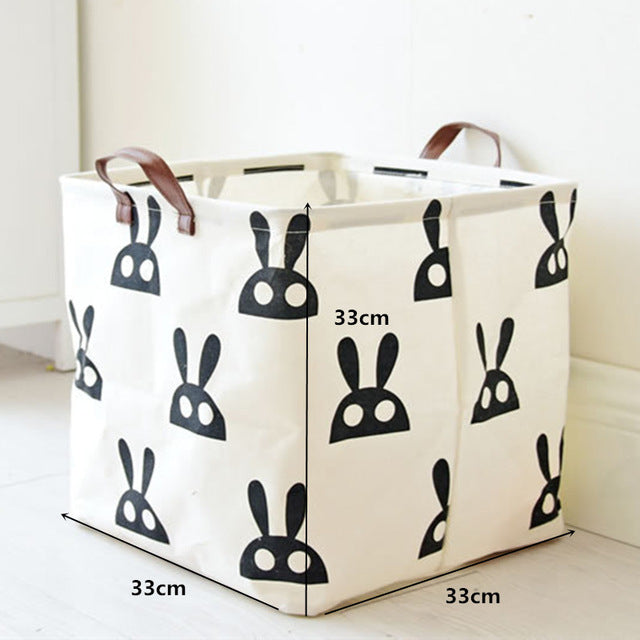 Motifs lapins pas crétins pour ce sac de rangement, lui même pliable. Pratique et adorable, pour la chambre de bébé, pour la salle de bain, comme vous voulez. Toy storage, panier à linge, panier carré motifs tendances pour ranger les jouets.