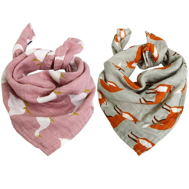 Lot de 2 gazes ultra-douces, 60x60cm, aux adorables motifs tendances.