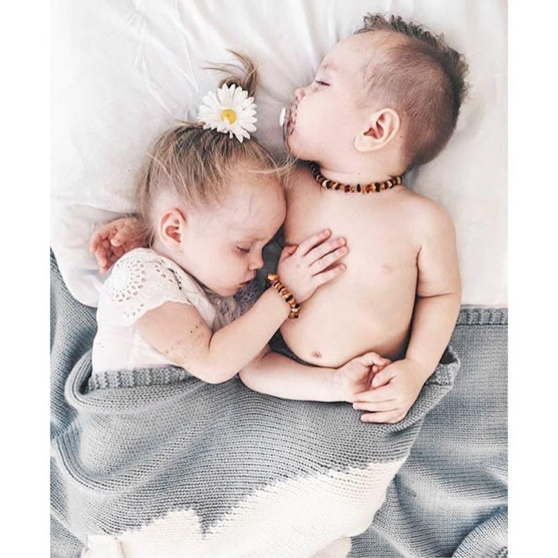 Des fibres de bambou mélangées à du coton c'est ce qui rend cette couverture si douce, en plus d'être adorable avec ses oreilles de lapin si câlines. Léonore adore faire plaisir aux petits (bam)bouts. Cette couverture tricotée en coton et fibres de bambou mélangées avec son adorable motif lapin fera fureur cet hiver!