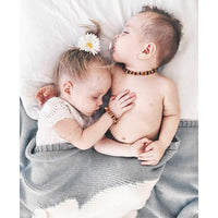 Des fibres de bambou mélangées à du coton c'est ce qui rend cette couverture si douce, en plus d'être adorable avec ses oreilles de lapin si câlines. Léonore adore faire plaisir aux petits (bam)bouts. Cette couverture tricotée en coton et fibres de bambou mélangées avec son adorable motif lapin fera fureur cet hiver!