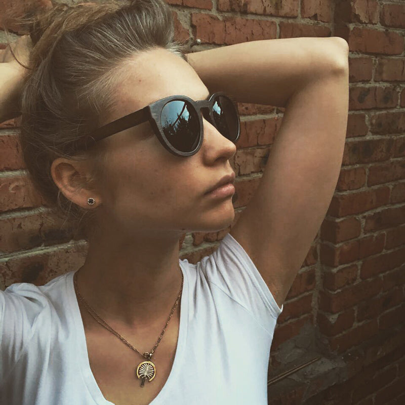 Gli occhiali da sole che indossava, ovviamente, bambù!