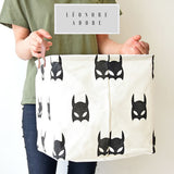 Sac de rangement carré motifs modes tendances batman noir et blanc, panier de rangement pour enfants pour mamans, comment ranger efficacement la chambre de bébé, chambre d'enfants, vite fait bien fait avec une corbeille de rangement en lin éco-friendly. Se plie lorsqu'elle est vide. Ne prend pas de place. Pratique et malin. Achat malin, bon plan sur leonoreadore.com