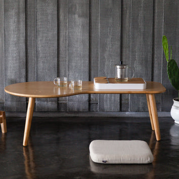 یک میز ذن مینیمالیستی ، برای طراحی داخلی مرسوم ، مد روز.