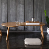 Ein minimalistischer Zen-Tisch für ein trendy Design-Interieur.