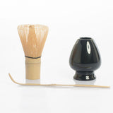 Authentique fouet en Bambou pour mélanger votre thé Matcha! Set comprend une cuillère en bambou, un fouet et un porte-fouet. 