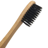 Zahnbürste aus Bambus mit ultra-weichen Haaren.