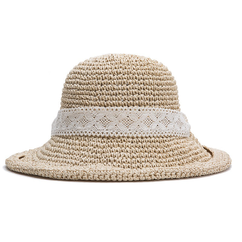 Chapeau de plage en paille dans le vent qui ne craint pas le mistral grâce à son joli ruban.