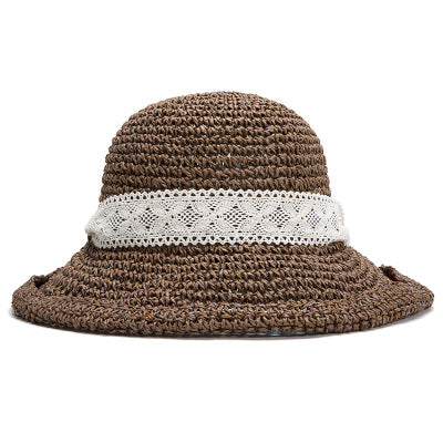 Соломенная пляжная шляпа на ветру, которая не боится Мистраля благодаря своей красивой ленте.