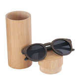 Gli occhiali da sole che indossava, ovviamente, bambù!