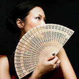 Bamboo fan, refined and to take everywhere, to blow under the sun.