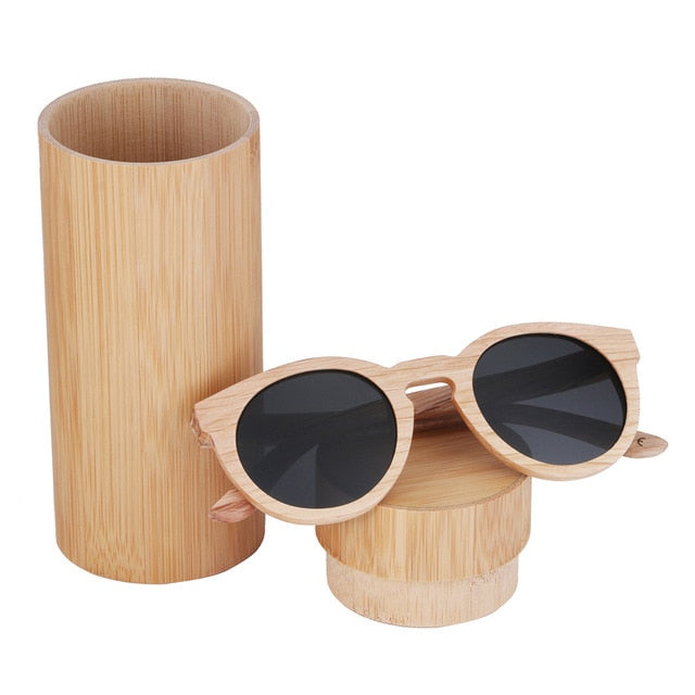 Lunettes de soleil en bambou. Léonore Adore se protéger des rayons UV avec un style retro branché.